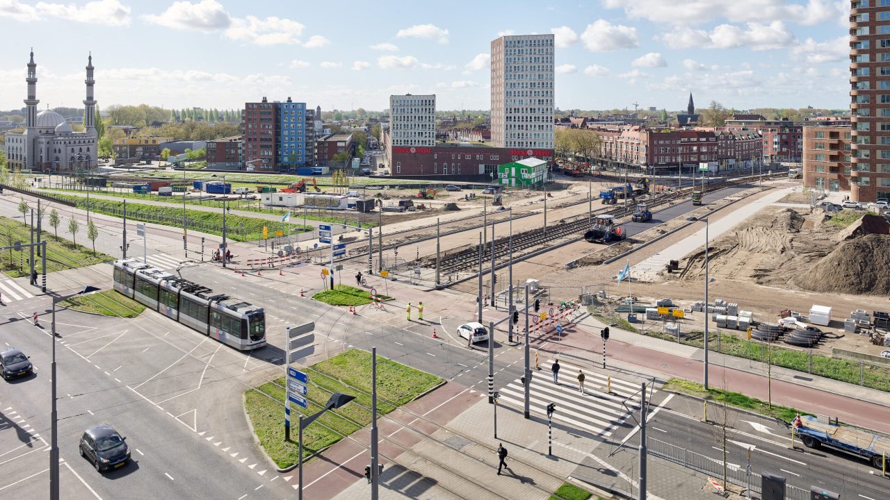 Rotterdam Zuid, april 2024
Vorderingen van de renovatie aan de Roseknoop. 
Met het plaatsen van nieuw tramspoor en aanbrengen van nieuw asfalt.
Foto: Walter Herfst