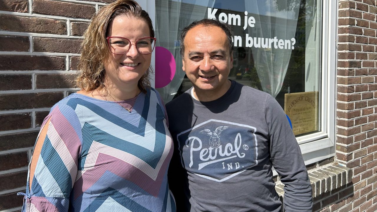 foto Jeffrey en Judith op de stoep like je wijk bloemhof