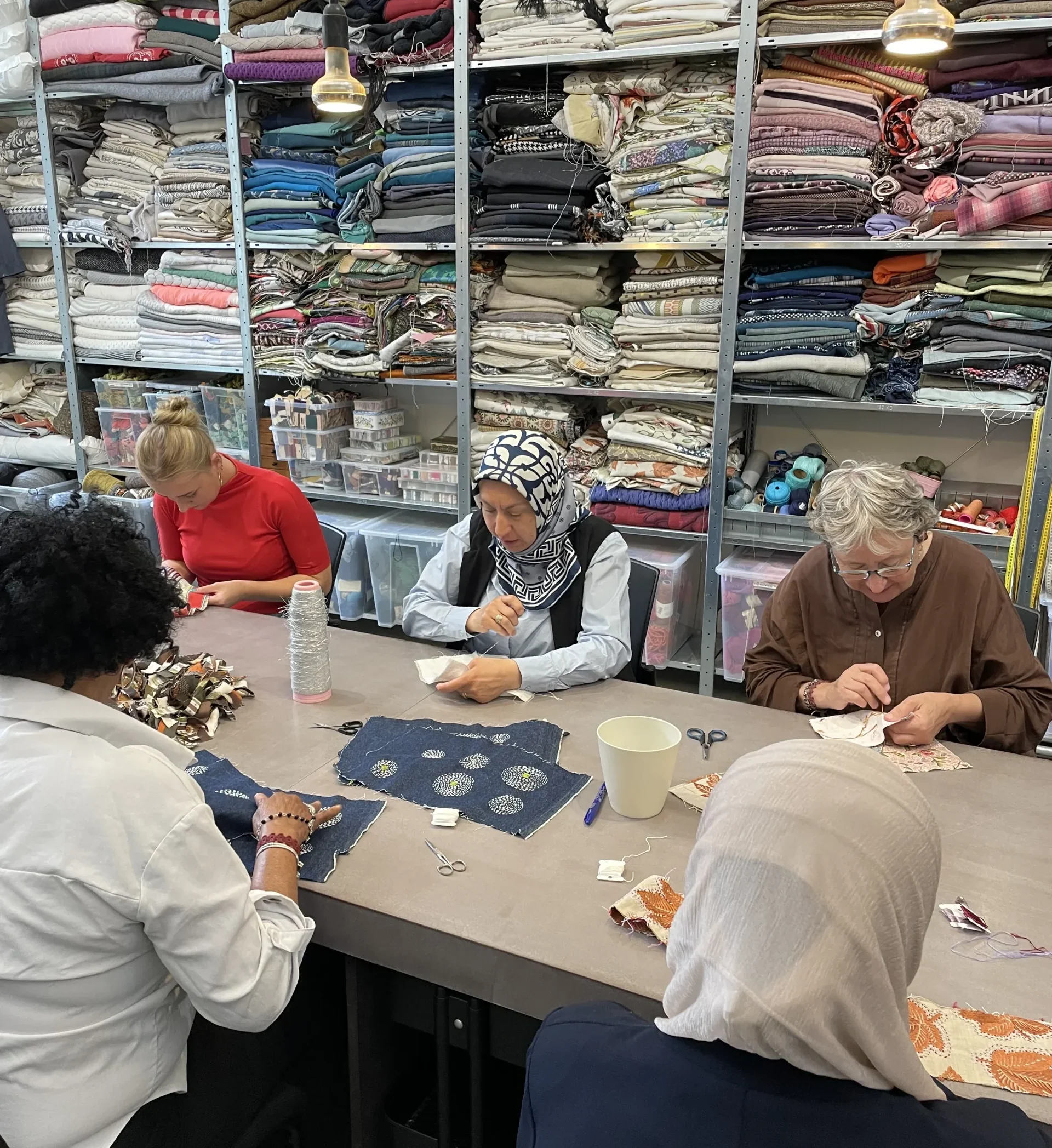 Samen borduren bij het handwerkatelier van Wereldwijven