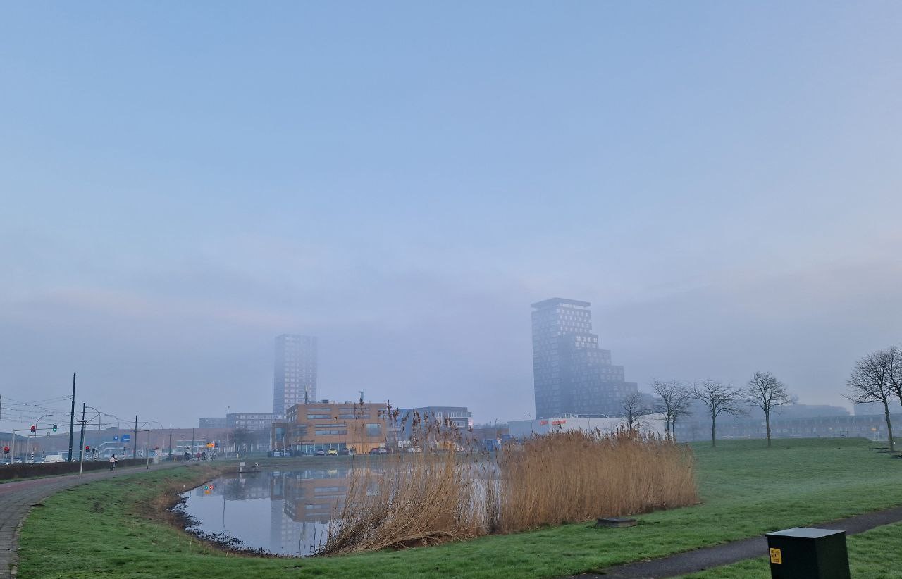 De poort van Ypenburg in de mist