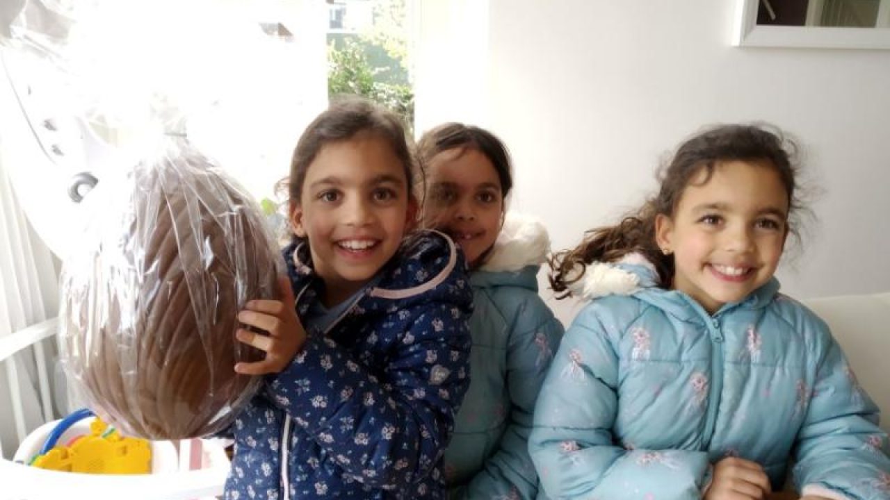 April_en_zussen_bij_gewonnen_Paasei