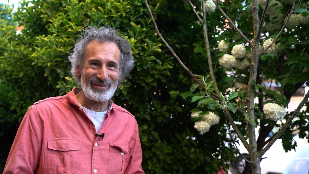 Bewoner Árpád Kecskes is blij met zijn eerder gekregen appelboom