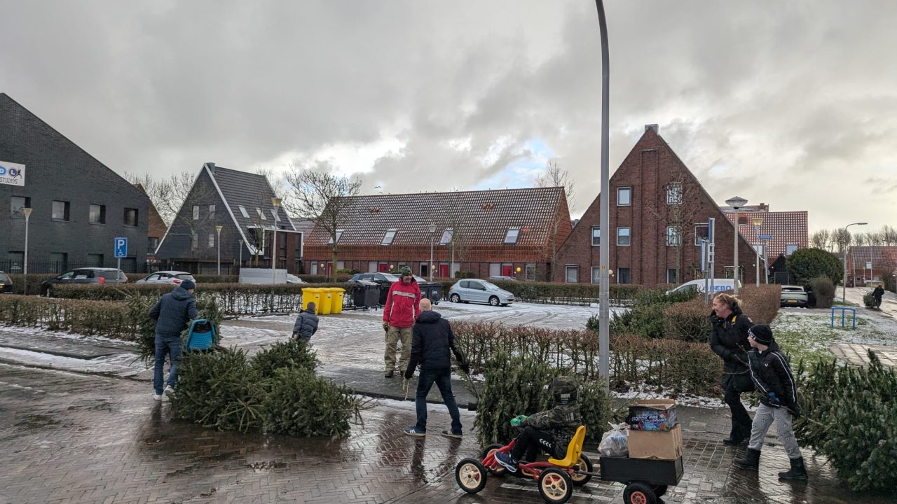 DeBras Inzameling 01-03 26 Lopend-met skelter Kbomen en vuurwerkafval brengen