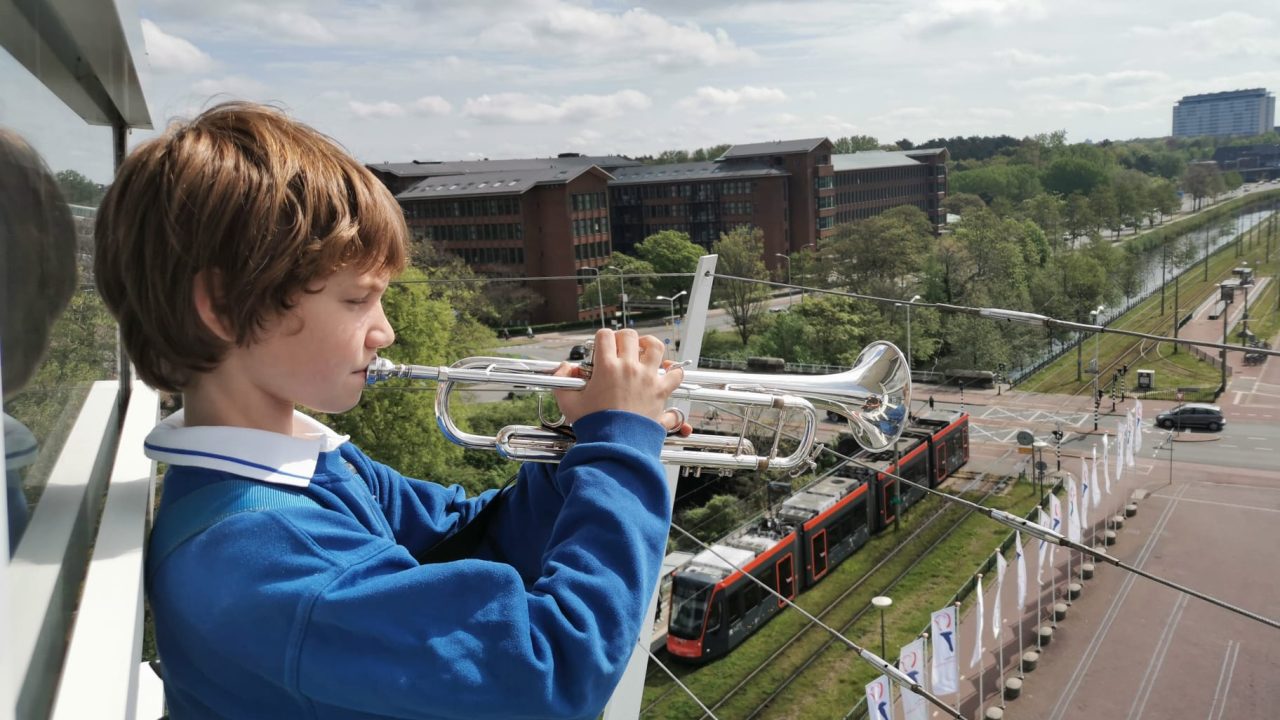 Johan speelt trompet op de vuurtoren bij madurodam