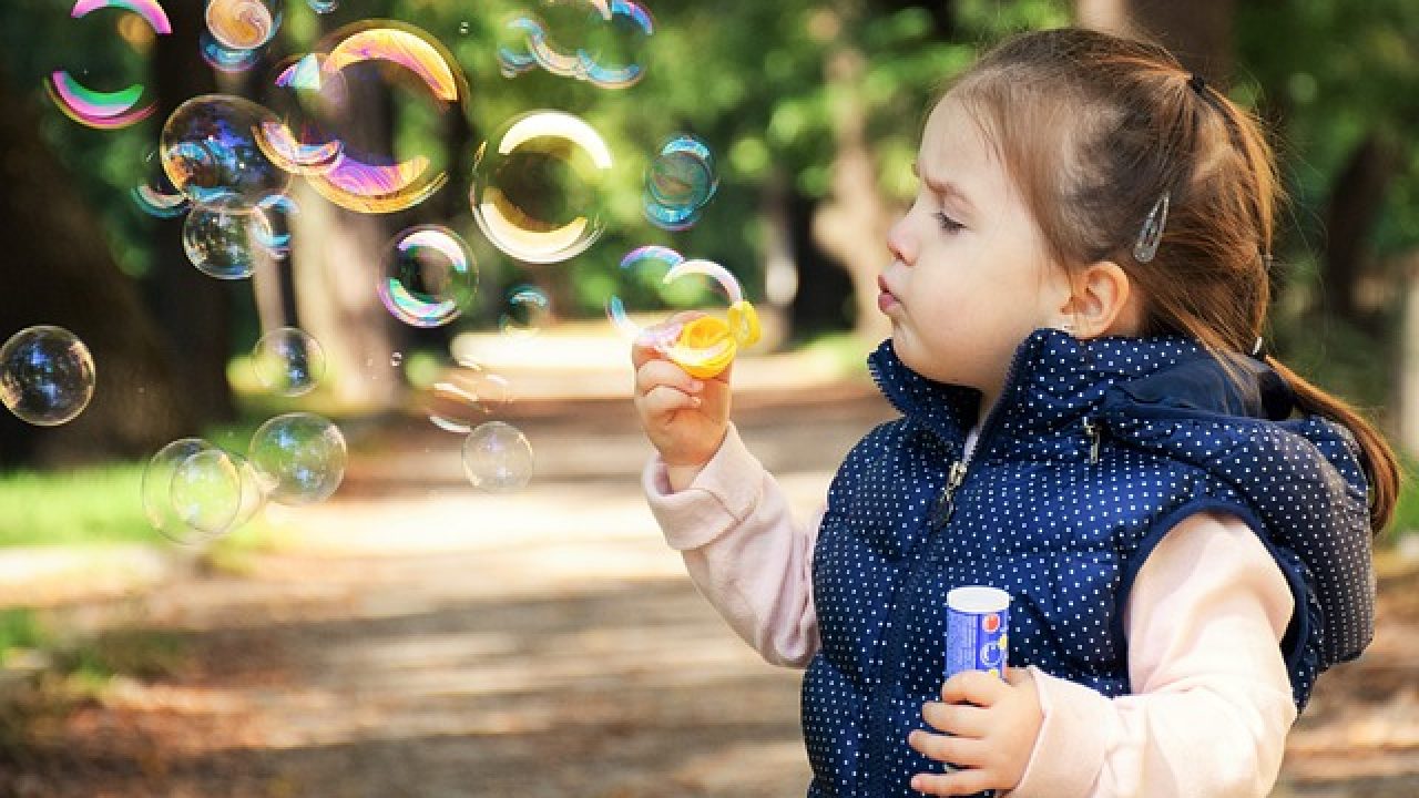 kind spelen bellenblaas