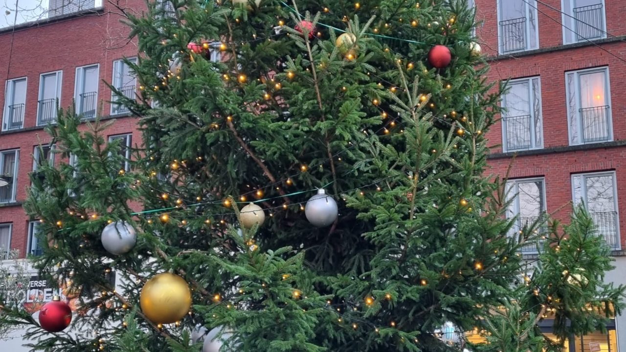 Versierde kerstboom in winkelcentrum Ypenburg