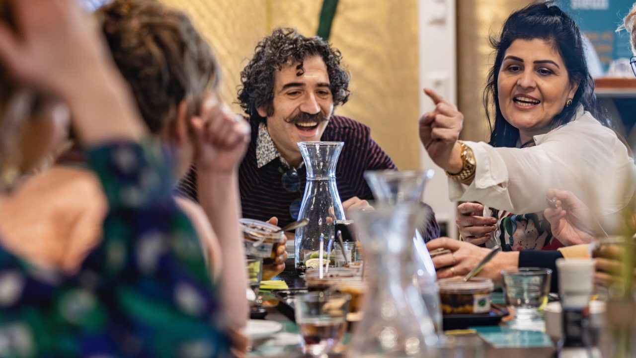 Michael-Rakowitz-tijdens-lunch-in-de-Participatie-Keuken-fotografie-Frank-Jansen