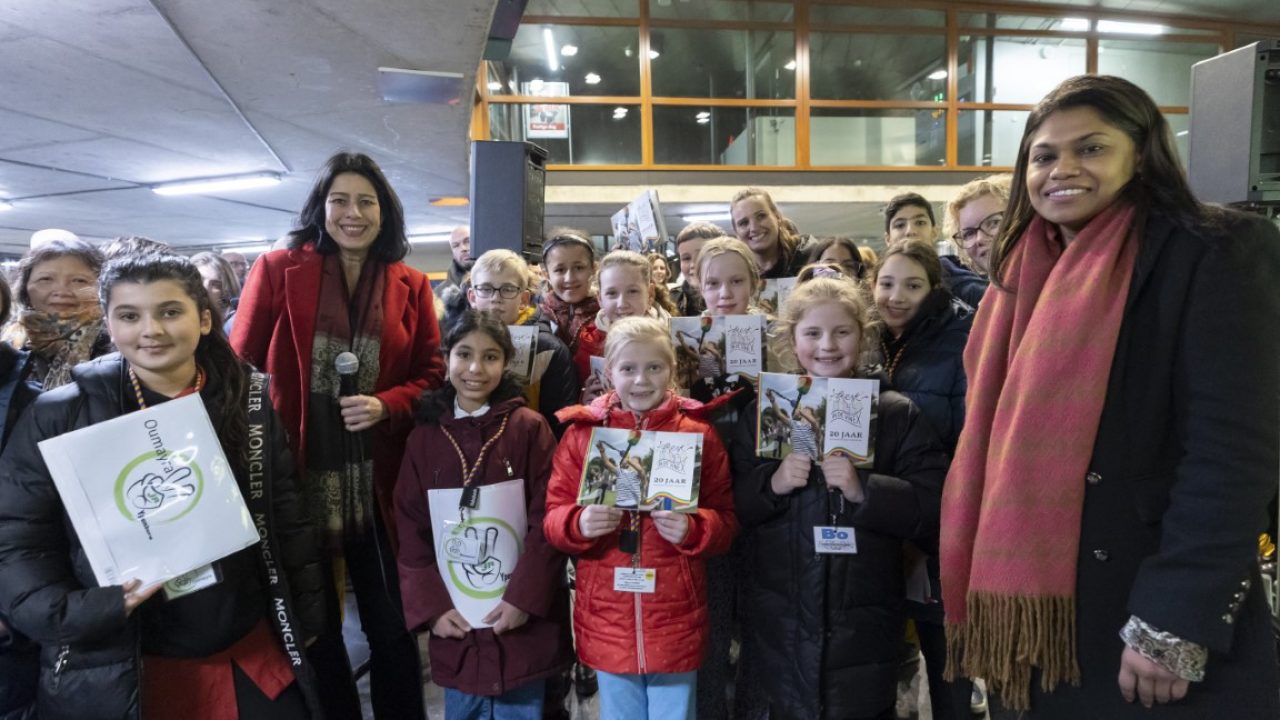 DEN HAAG - Opening van de tentoonstelling Feest in de Vinex door wethouder Kavita Parbhudayal en stadsdeeldirecteur Petra Sevinga in de tramtunnel bij halte Spui naar aanleiding van het 20-jarig bestaan van de Vinexwijken Leidschenveen-Ypenburg. FOTO EN COPYRIGHT GEMEENTE DEN HAAG/HENRIETTE GUEST