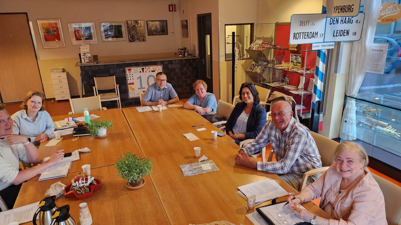 Prettige-en-zinvolle-bespreken-Bewonersplatform-Ypenburg-en-stadsdeelkantoor-Lveen-Ypenburg-hoofdafbeelding-LikeJeWijk-9rFsj