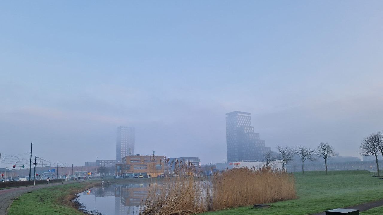 De poort van Ypenburg in de mist