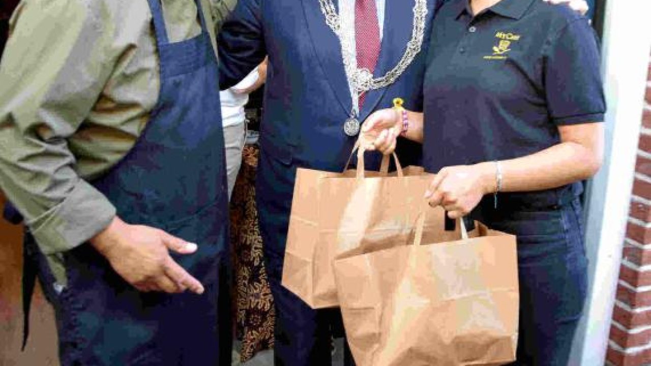 burenrijsttafel_debras_jan_van_zanen_ontvangt_doggy-bag_van_michel_meijboom_en_dochter