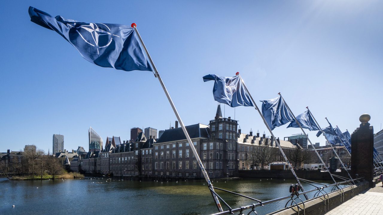 navo vlaggen hofvijver
