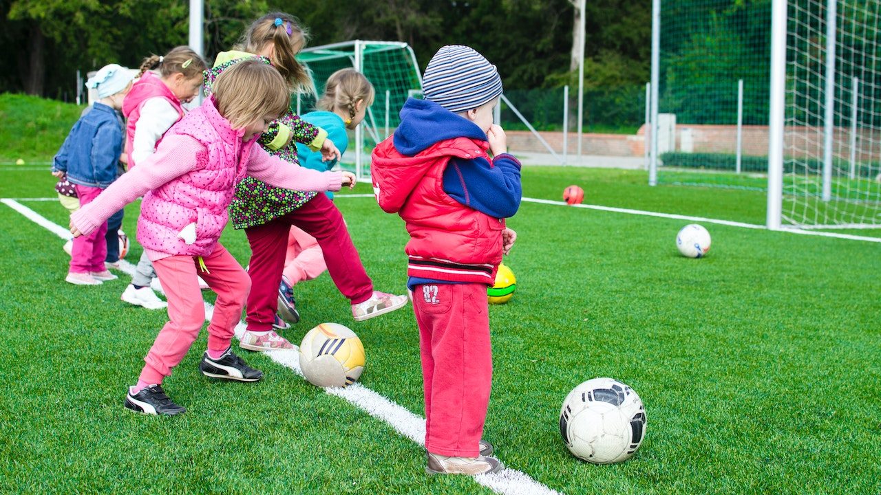 sportende en spelende kinderen