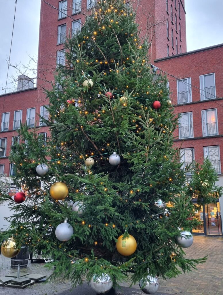 Versierde kerstboom in winkelcentrum Ypenburg
