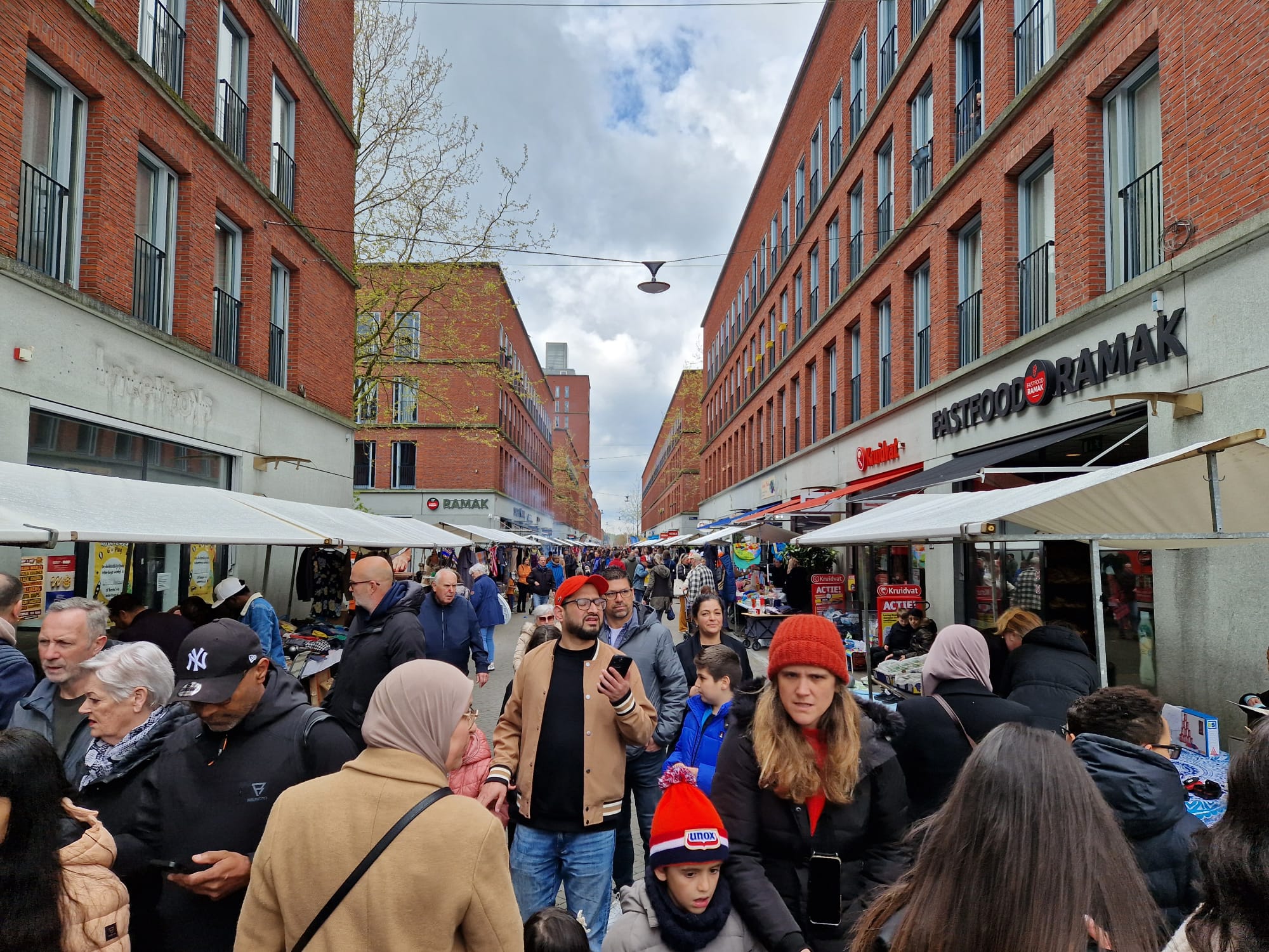 Gezellige drukte op de vrijmarkt op koningsdag in ypenburg