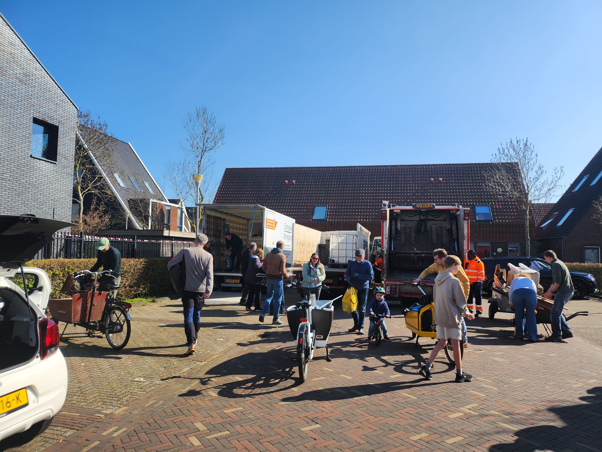 Bewoners van De Bras brengen hun grofvuil naar de inzameling