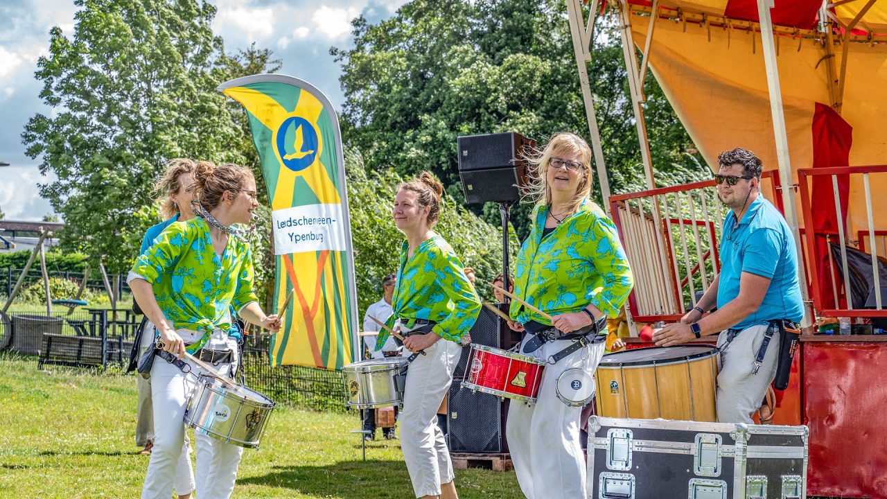 optreden drumband tijdens feest in de vinex 2024