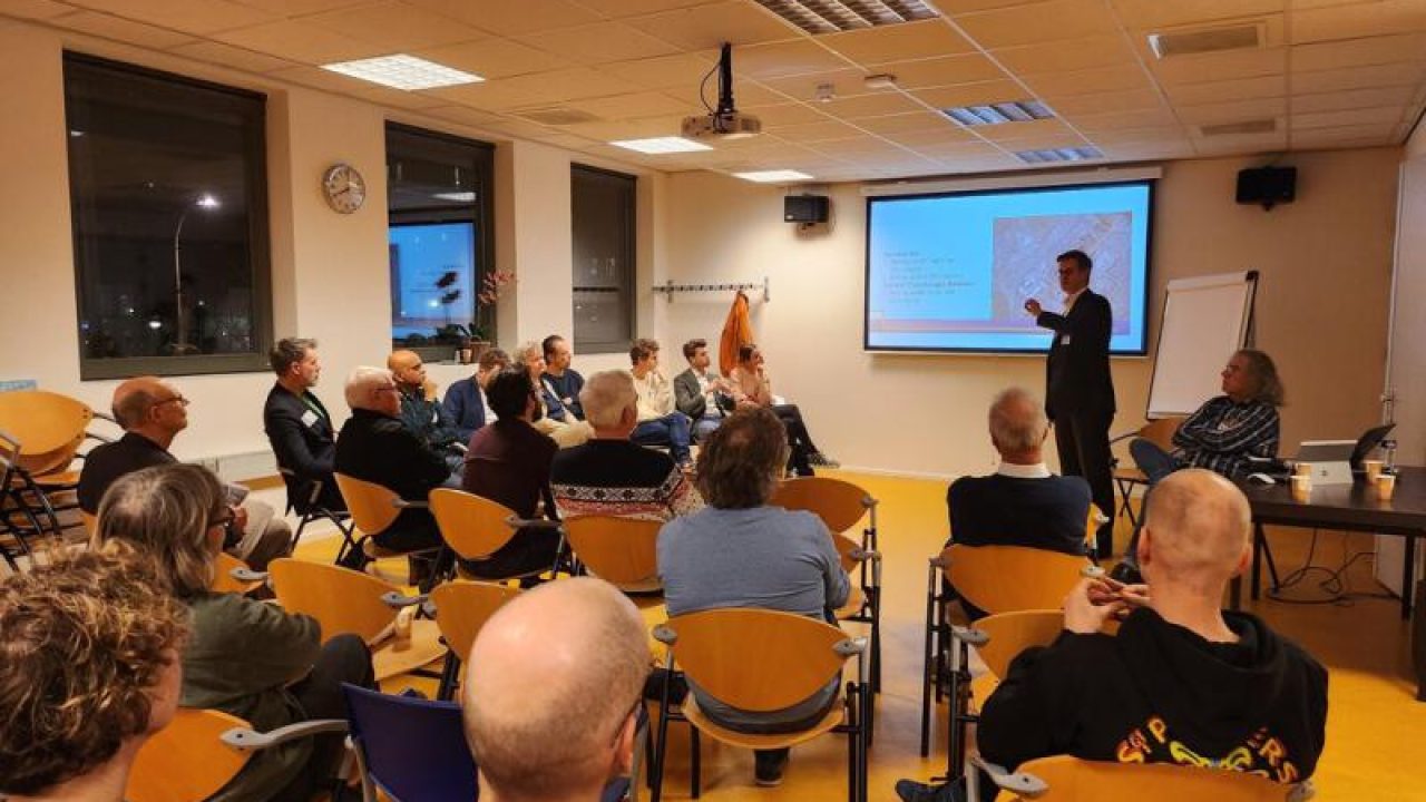 Afgelopen dinsdag werden geslaagde gespreksdiscussies tussen bewoners en met Haagse politici gevoerd over zaken die wij als bewoners(organisaties) van belang vinden. Onderwerpen als Verkeersveiligheid, Biodiversiteit, WarmtelinQ en Cultuurcentrum en Wonen kwamen ter sprake. Bij de inleiding werd het mooie boekje "feest in de vinex" aangehaald en dat wij de politiek hard nodig hebben om wonen/leven in Ypenburg als een feest te blijven ervaren. Er was een goede inbreng van bewoners en politici brachten nieuwe ideeën naar boven hoe we zaken samen beter kunnen aanpakken om daadwerkelijk concrete zaken te realiseren. Wordt dus vervolgd.... Dank aan "spreekstal-meester" Herman van der Helm die de onderwerpen introduceerde en de politici op zijn bekende wijze aan de tand voelde. En dank aan: Joren Noorlander (D66), Minke Hofstra (VVD), Nizaam Muradin (Denk), Daniël de Groot (CDA), Eline Habema (PartijvoordeDieren), Simon Fritschij (CU/SGP), Maarten de Vuyst (GroenLinks) en Carlos Martinez van Andel (HartvoorDenHaag) voor hun inbreng en enthousiasme voor ons mooie stadsdeel. Onder applaus van de bewoners ontvingen zij in dit geval geen bloemen, maar "ons" mooie jubileum-boekje Feest in de Vinex.