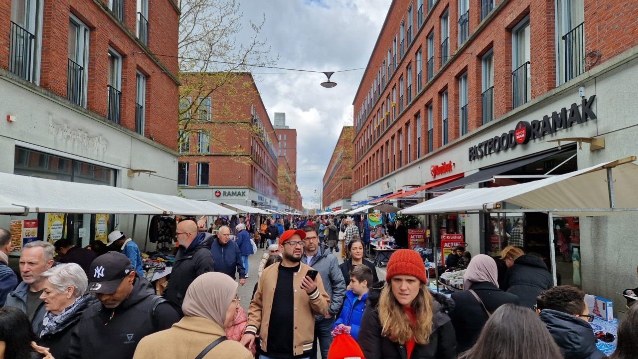 Gezellige drukte op de vrijmarkt op koningsdag in ypenburg