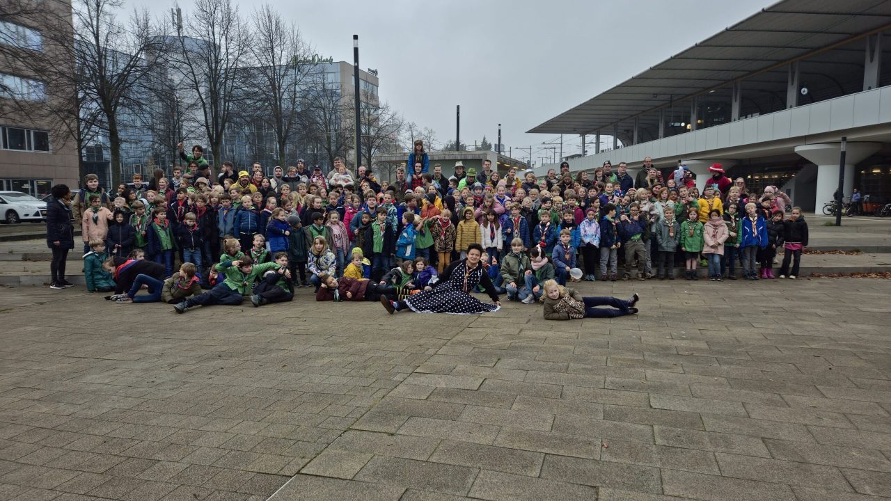 Scouting welpen uit de regio doen spel met elkaar